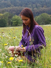 Gloria loves flashing her sweet pussy on nature
