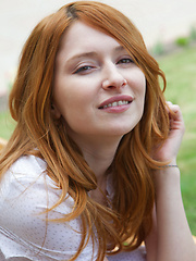 Redhead teen Dariya solo picutres