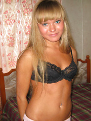 Girlie sucks fat dick and feels it in her juicy pussy.